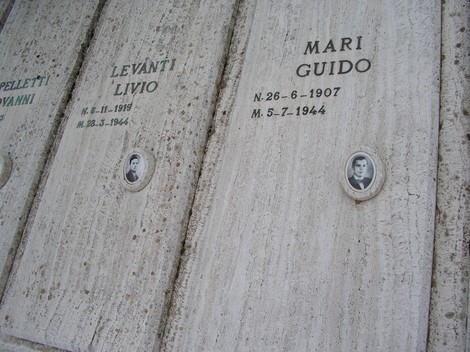 Sepolcro dedicato ai caduti di San Gimignano, con nomi e fotografie in memoria dei defunti.