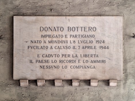 Lapide commemorativa dedicata a Donato Bottero, partigiano caduto per la libertà. Contesto storico e ricordo.