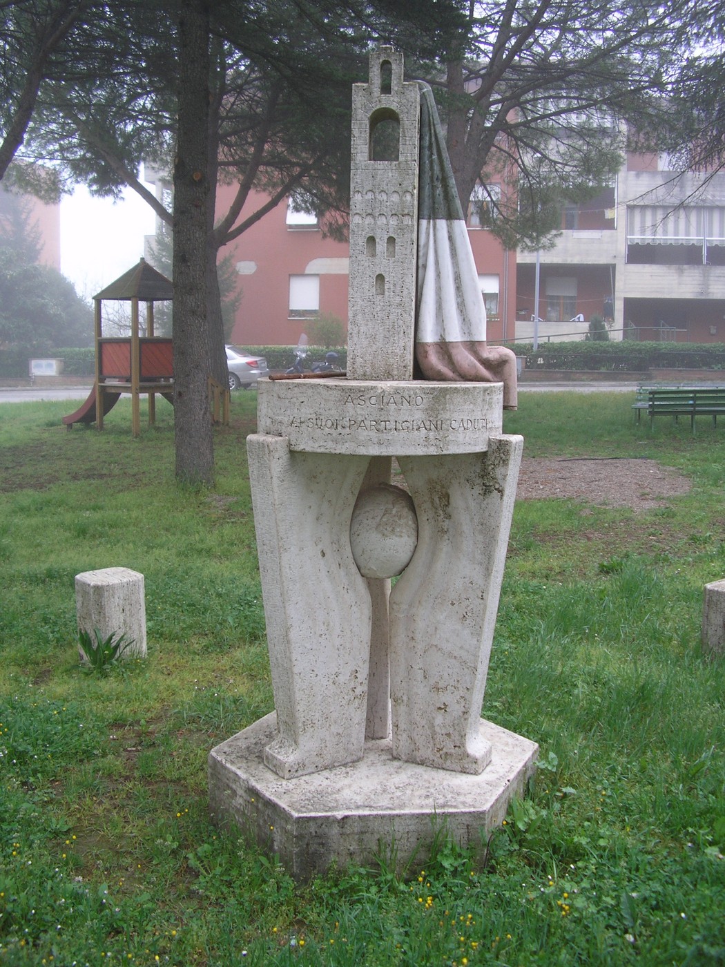 Monumento ai partigiani, simbolo di resistenza e libertà, immerso nel verde e nella storia.