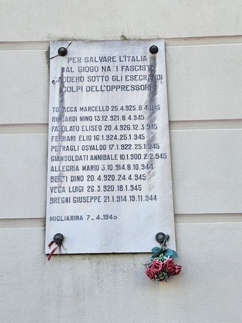 Lapide commemorativa dedicata ai caduti per la libertà a Migliarina, con nomi e date incisi.