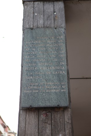 Lapide commemorativa dedicata alla farmacia delle Lame, segno di memoria storica e culturale del luogo.