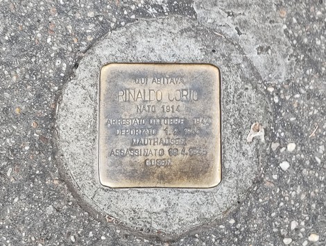 Pietra d'inciampo commemorativa dedicata a Rinaldo Corio, nato nel 1914 e vittima della persecuzione.