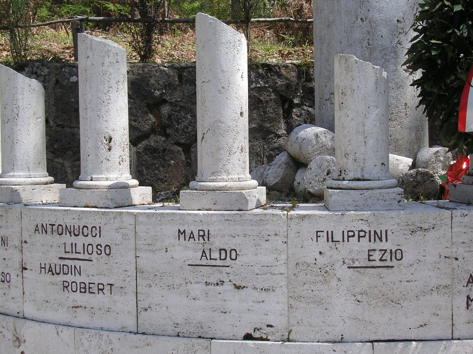Monumento ai caduti di Scalvaia, commemorazione di coloro che hanno sacrificato la vita per la patria.