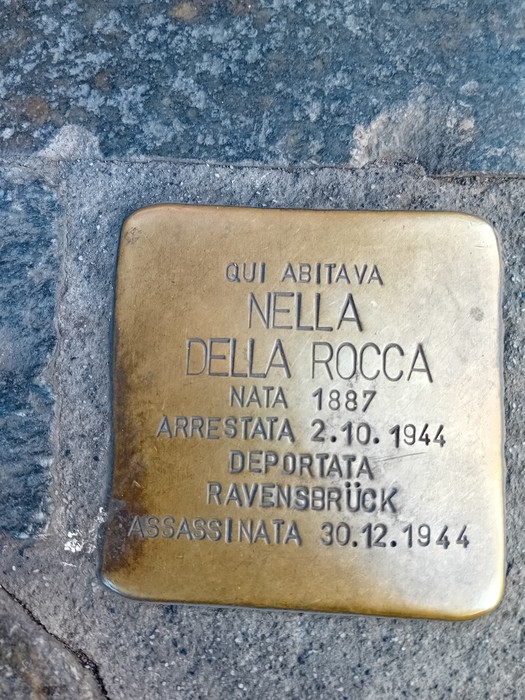 Pietra d'inciampo in ottone incassata nel selciato, con iscrizione dedicata a Nella Della Rocca.