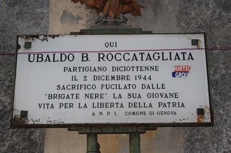 Lapide che commemora Ubaldo B. Roccatagliata, partigiano fucilato il 2 dicembre 1944, in onore della libertà.
