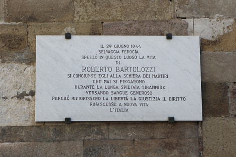 Lapide commemorativa dedicata a Roberto Bartolozzi, eroe della resistenza, ucciso il 29 giugno 1944.