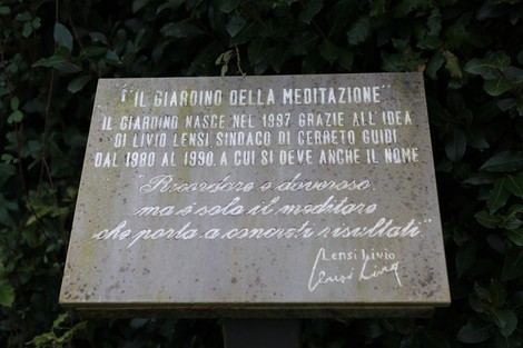 Giardino della meditazione, un luogo serene per riflessione e connessione con la natura.