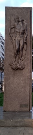 Monumento dedicato ai martiri di Piazzale Loreto, con una scultura raffigurante una figura umana in forma slanciata.
