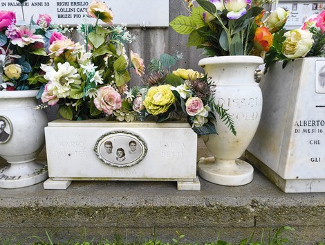Sacrario dei caduti della Creda, con monumenti commemorativi e fiori in omaggio ai defunti.