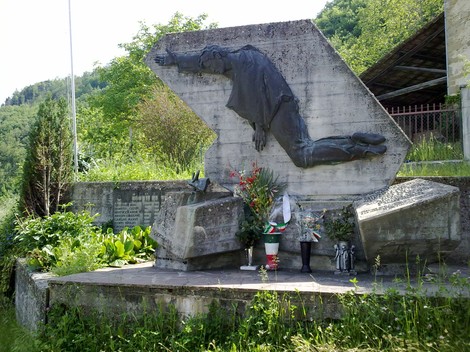 Monumento commemorativo ai caduti partigiani di Lagoreccio, simbolo di resistenza e memoria storica.
