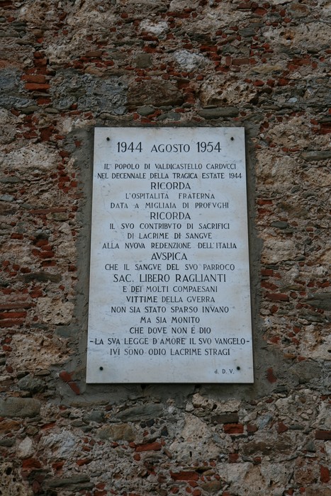 Lapidi della chiesa di Valdicastello, commemorazione storica e tributo ai caduti.