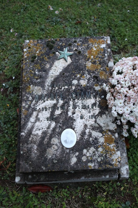 Tomba dedicata ai partigiani pratesi, con decorazioni e fiori commemorativi.