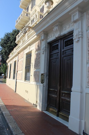 Pietra d'inciampo dedicata a Vitale, situata di fronte a un elegante edificio in una strada cittadina.