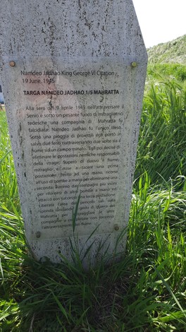 Stele commemorativa dedicata a Namdeo Jadhao, situata in un'area verde.