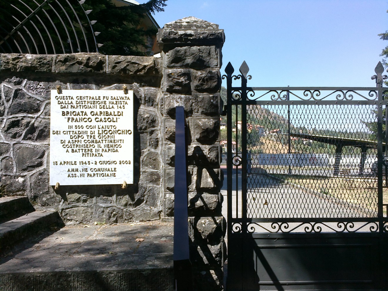 Lapide commemorativa della centrale di Ligonchio, ricordo della Brigata Garibaldi Fratelli Cassoli.
