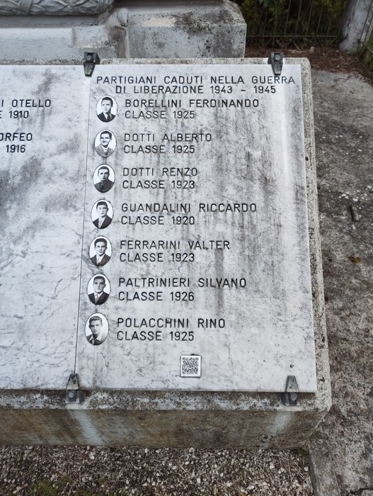 Monumento ai caduti di Quarantoli, con targhe commemorative per i partigiani del 1943-1945.