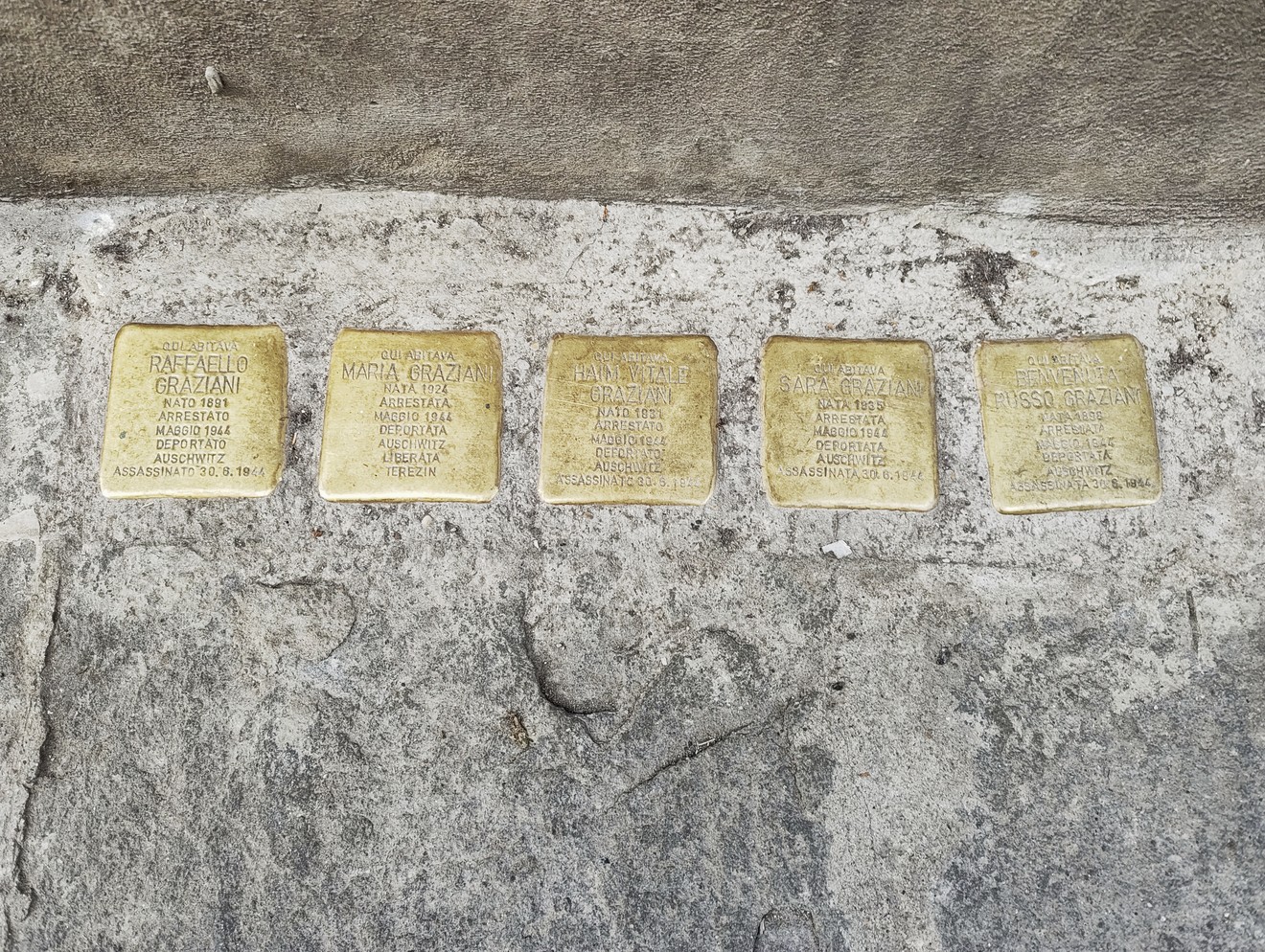 Pietre d'inciampo in memoria della famiglia Graziani-Russo, commemorative delle vittime della persecuzione.