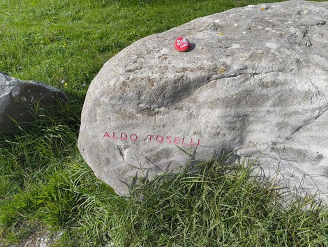 Monumento ai partigiani caduti a Monte Sabbiuno, un omaggio alla memoria e alla resistenza.