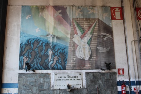 Murale che celebra la Resistenza, con figure umane e simboli di libertà e unità.