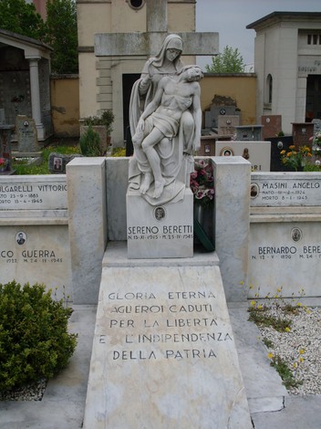 Sacrario dei Caduti per la Libertà di Mancalese, monumento commemorativo con statua di madonna e caduto.