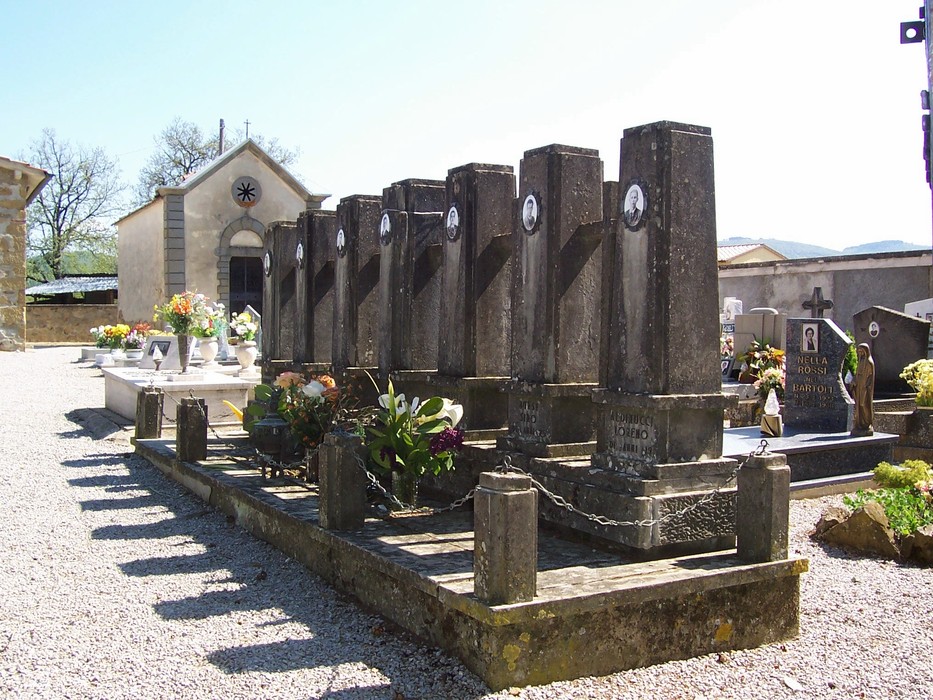 Sacrario ai Caduti di Tugliano, monumento commemorativo con croci in pietra e fiori, in un ambiente sereno.