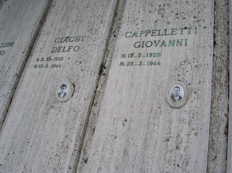 Sepolcro dei caduti sangimignanesi, monumento commemorativo con i nomi dei defunti e le loro fotografie.