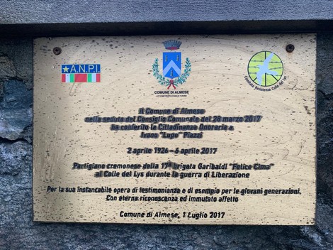 Lapide commemorativa per i caduti per la Libertà situata a Malatrait, simbolo di riconoscenza e memoria.