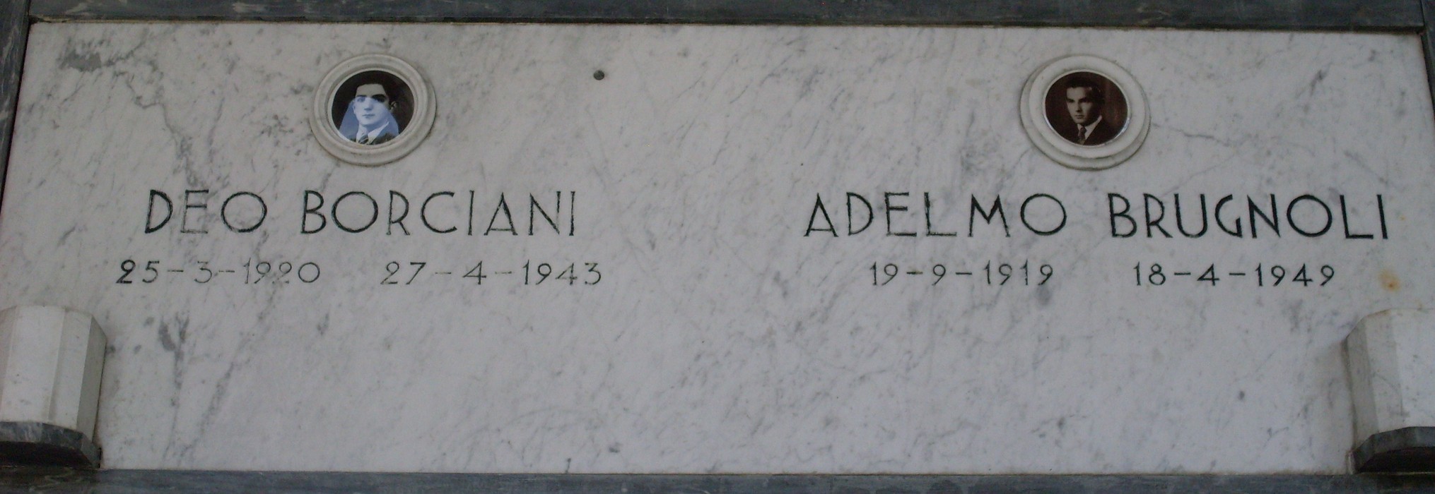 Memoriale dedicato ai caduti di Campegine, con nomi e date commemorative in pietra.
