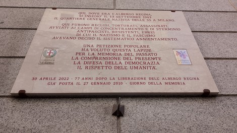Lapide commemorativa dell'hotel Regina, dedicata alle vittime del nazismo e alla difesa della democrazia.