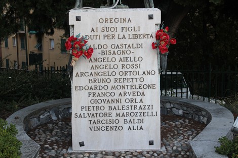 Monumento ai caduti per la Libertà di Oregina, con fiori e lapide commemorativa.