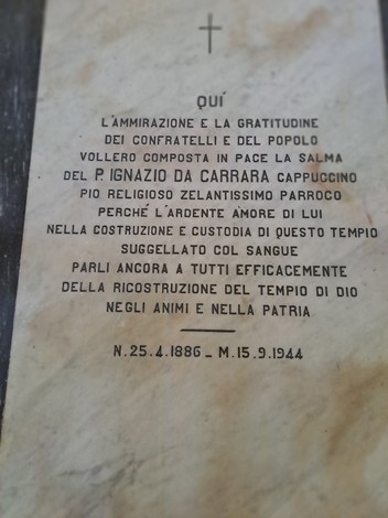 Lapide marmorea con croce incisa e iscrizione dedicatoria a padre Ignazio da Carrara.