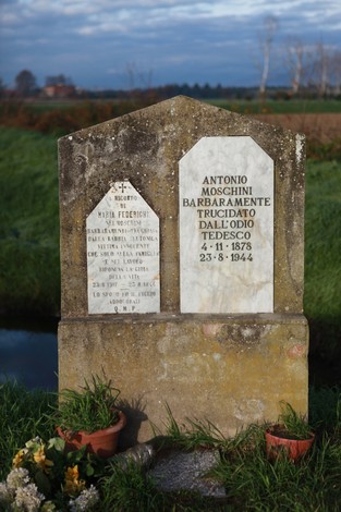 Cippo commemorativo dedicato a Moschini e Federighi, memoriale di un tragico evento storico.