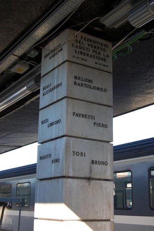 Monumento ai ferrovieri caduti per la libertà, situato in una stazione ferroviaria.