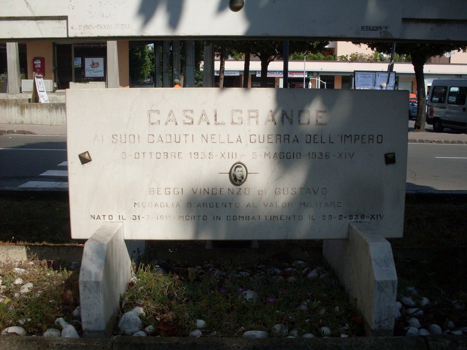 Monumento ai caduti per la libertà, in memoria dei soldati di Casalgrande, 1935-1936.