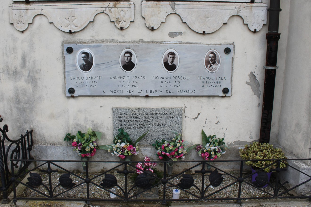 Sacrario dedicato ai partigiani con fotografie e fiori, in memoria dei caduti per la libertà.