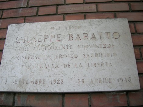 Lapide commemorativa dedicata a Giuseppe Baratto, eroe della libertà, risalente al 1945.