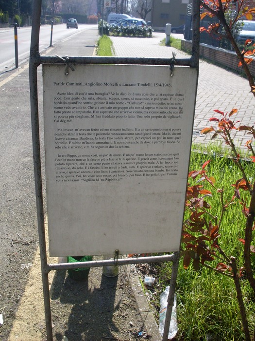 Cippo commemorativo dedicato a Carminati, Morselli e Tondelli, con testi in onore delle loro memorie.
