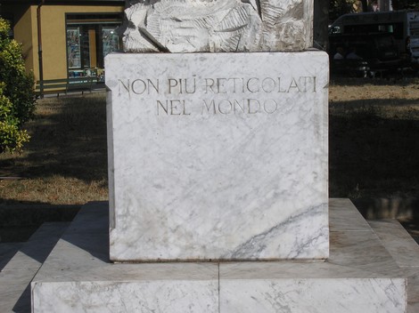 Monumento ai caduti nei lager, in memoria delle vittime dell'Olocausto e della sofferenza umana.