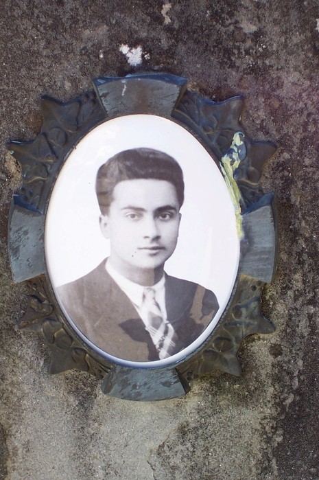 Ritratto in ceramica di un giovane, parte del Sacrario ai Caduti di Tugliano, in memoria dei sacrifici degli eroi.