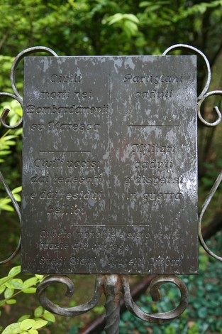 Monumento ai caduti del bombardamento, in memoria delle vittime e della resistenza. Rappresenta la commemorazione.