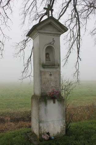 Tabernacolo a Bordini immerso nella nebbia, con una nicchia e decorazioni floreali.