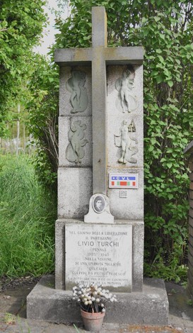 Cippo commemorativo dedicato a Livio Turchi, simbolo di libertà e resistenza.