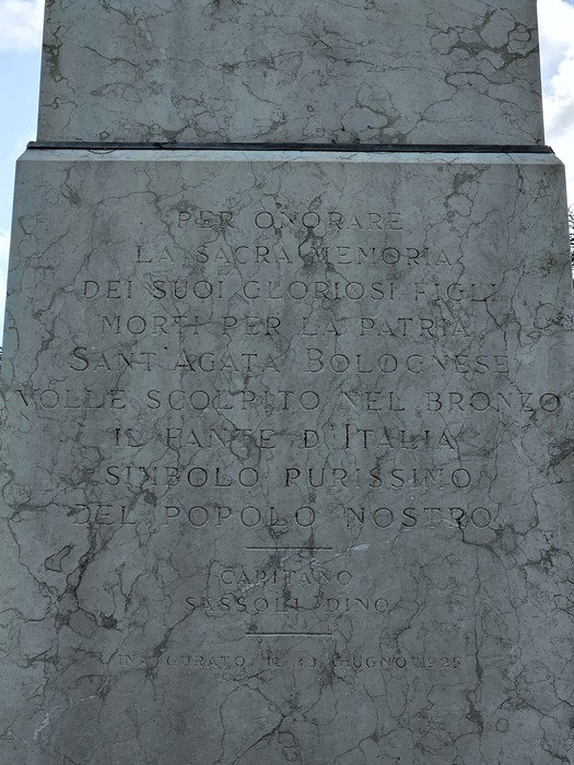 Monumento ai Caduti, una struttura commemorativa in marmo con iscrizioni tributo ai sacrifici.