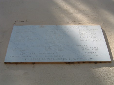 Lapide commemorativa che ricorda i deportati del municipio durante la guerra.
