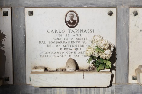 Sepolcro di Carlo Tapinassi, commemorazione di un giovane vittima del bombardamento del 1943.