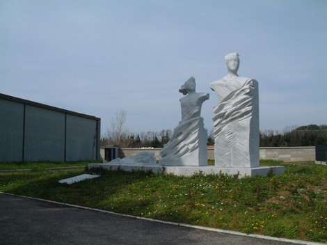 Scultura del "Sepolcro del Comandante Memo", un'opera ricca di significato e design contemporaneo.