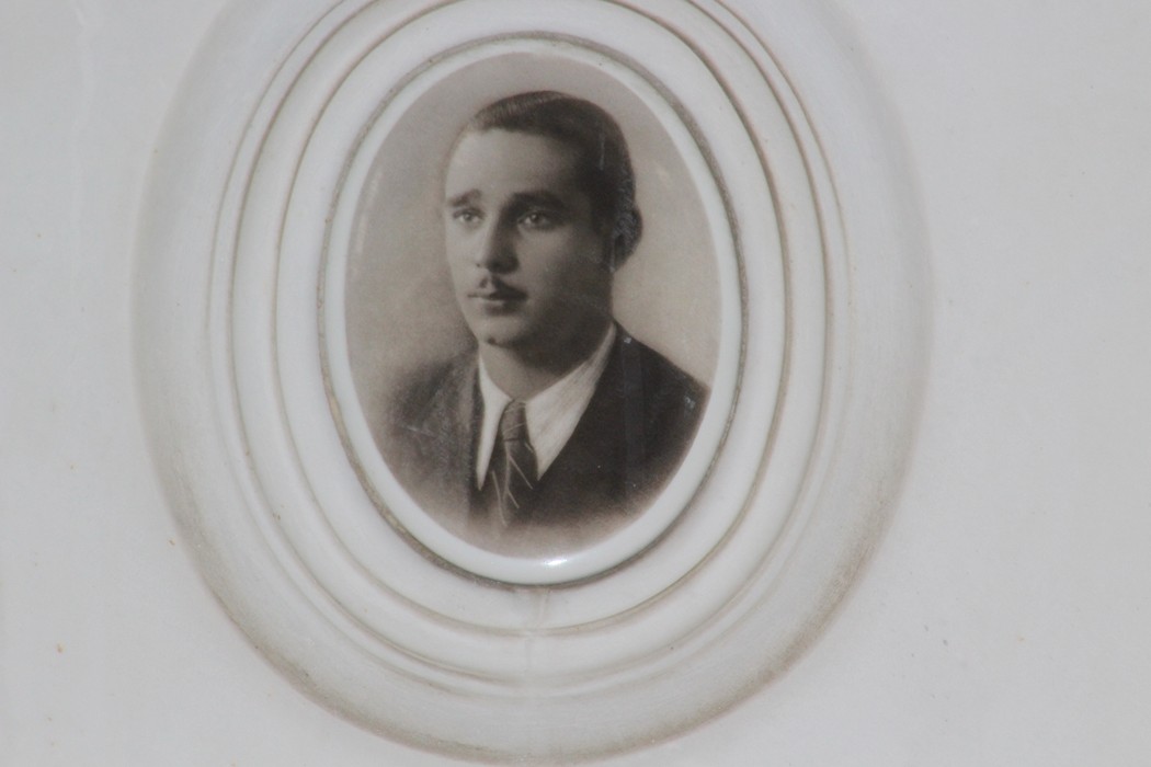 Ritratto in bianco e nero di un giovane uomo, incorniciato in un ovale su fondo chiaro.