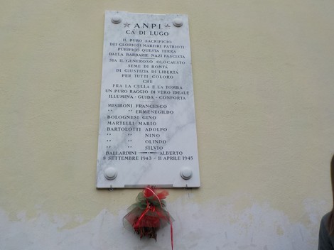 Lapide commemorativa ai partigiani di Ca' di Lugo, in onore del sacrificio per la libertà e la giustizia.
