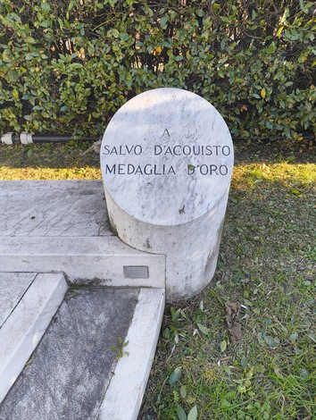 Monumento commemorativo dedicato ai carabinieri caduti, con riferimento a Salvo D'Acquisto, Medaglia d'Oro.