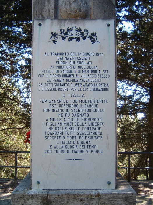 Cippo commemorativo dedicato ai martiri di Niccioleta, in memoria delle vittime della guerra del 1944.